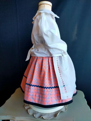 falda y delantal de baserritarra. 2 años.
