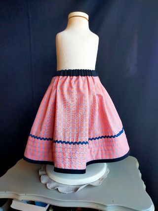 falda y delantal de baserritarra. 2 años.
