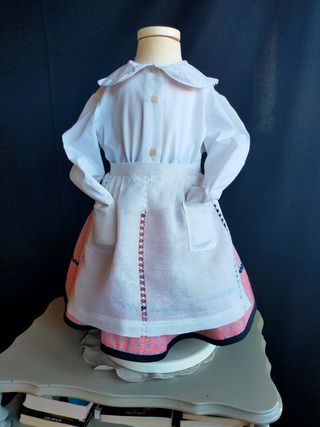 falda y delantal de baserritarra. 2 años.