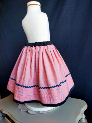 falda y delantal de baserritarra. 2 años.
