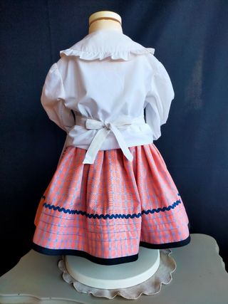 falda y delantal de baserritarra. 2 años.