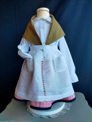 falda y delantal de baserritarra. 2 años.