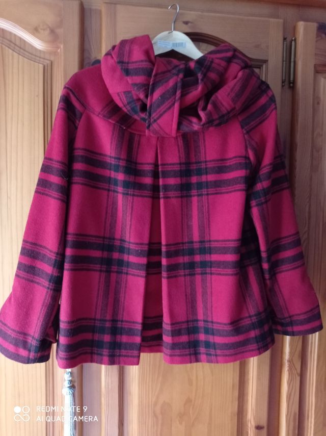 Bella giacca a quadretti rossa e nera