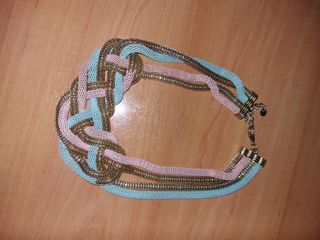 Collar entrelazado