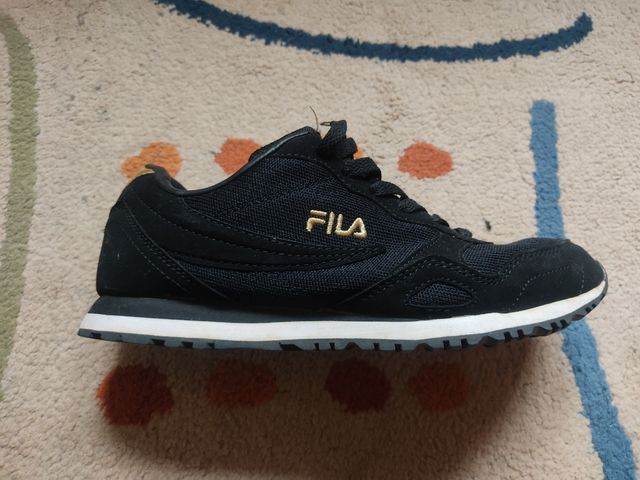 zapatilla fila negras y doradas