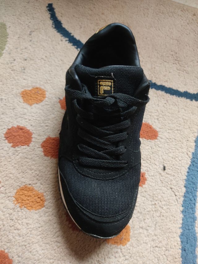 zapatilla fila negras y doradas