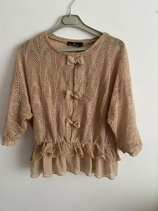 Blusa calada beige con etiqueta 