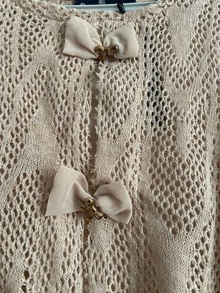 Blusa calada beige con etiqueta 