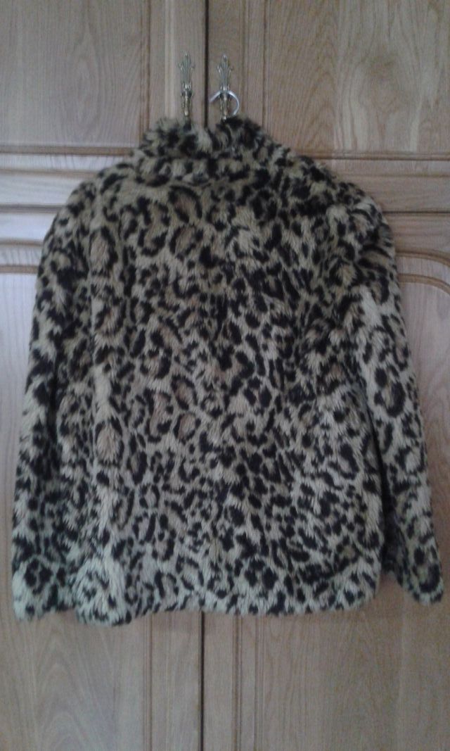 2 ABRIGOS DE IMITACIÓN X 25€