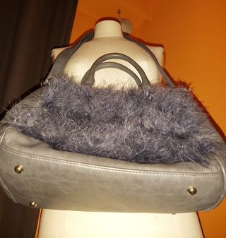Bolso polipiel y plumas de mano o bandolera