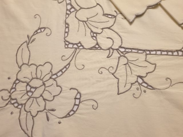 Tovaglia antica ricamata a intaglio +12tovaglioli