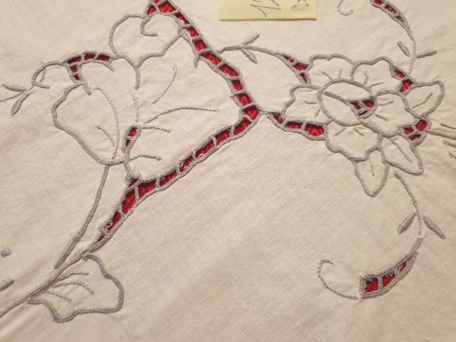 Tovaglietta da te ricamata ad intaglio 120cmx120cm
