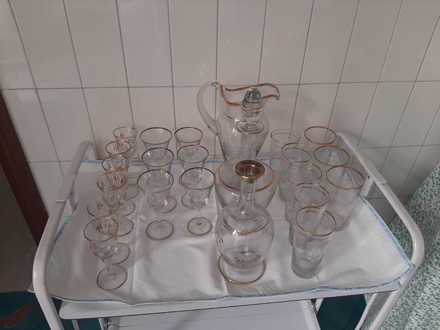 Juego de vasos, copitas, jarra y licorera