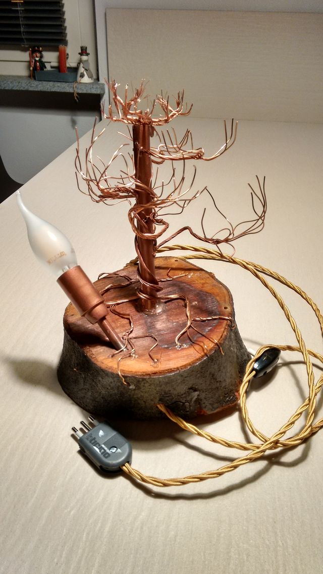 Lampada da tavolo in rame