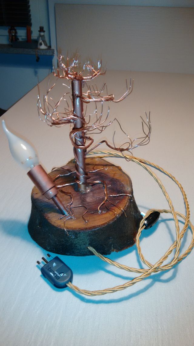 Lampada da tavolo in rame