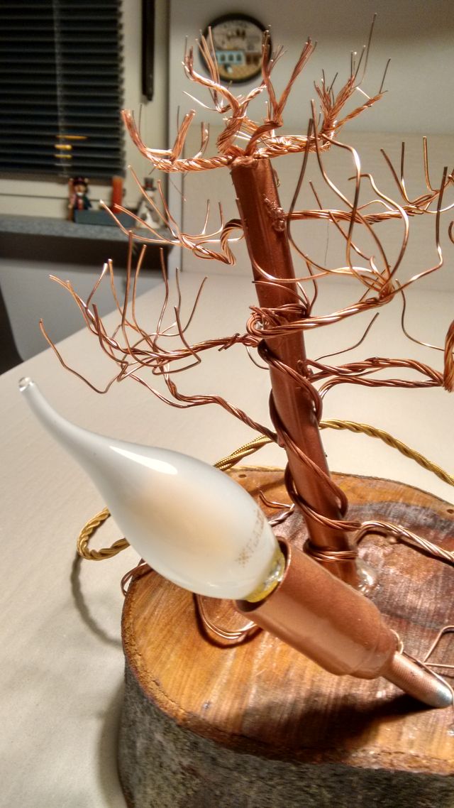 Lampada da tavolo in rame