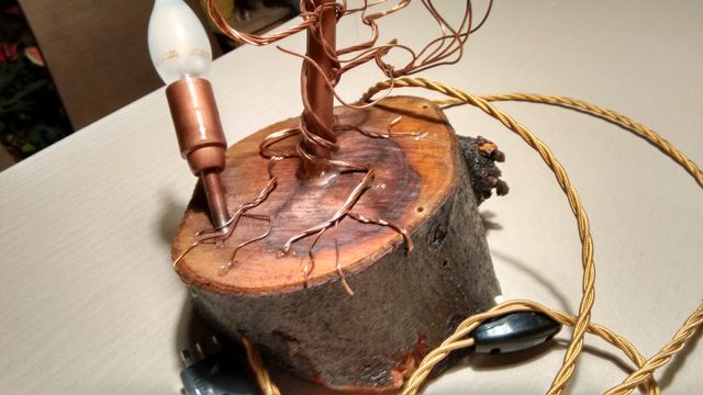 Lampada da tavolo in rame