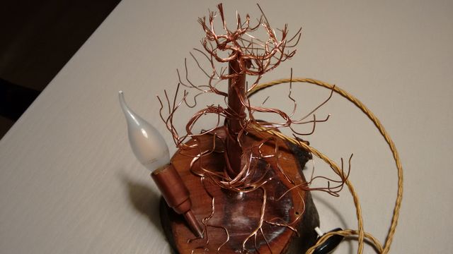 Lampada da tavolo in rame