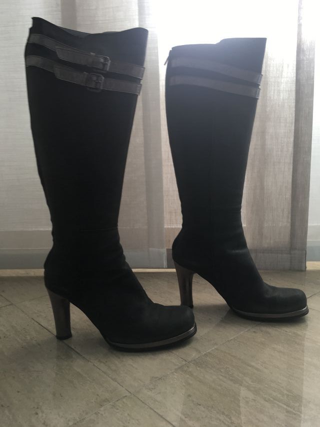 Botas altas piel gris oscuro detalles en plata.