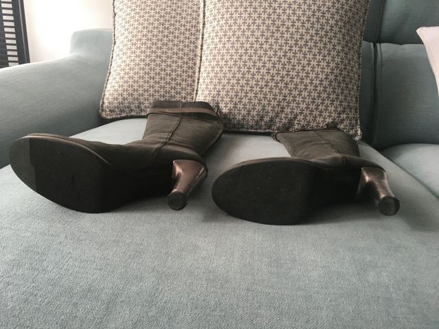 Botas altas piel gris oscuro detalles en plata.