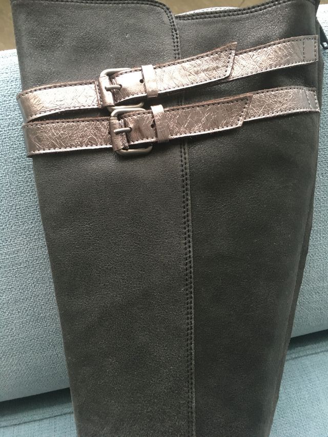 Botas altas piel gris oscuro detalles en plata.
