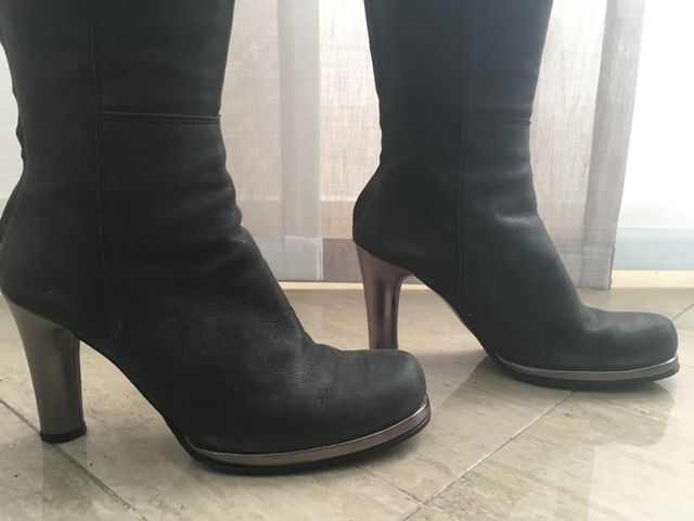 Botas altas piel gris oscuro detalles en plata.