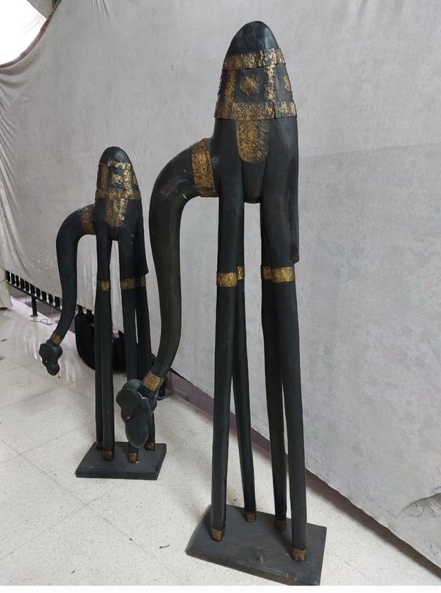 Camello uno grande y otro más pequeño de madera