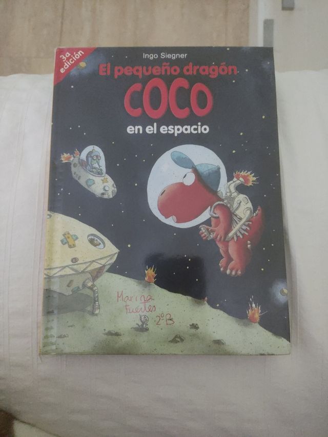 El pequeño dragón COCO en el espacio