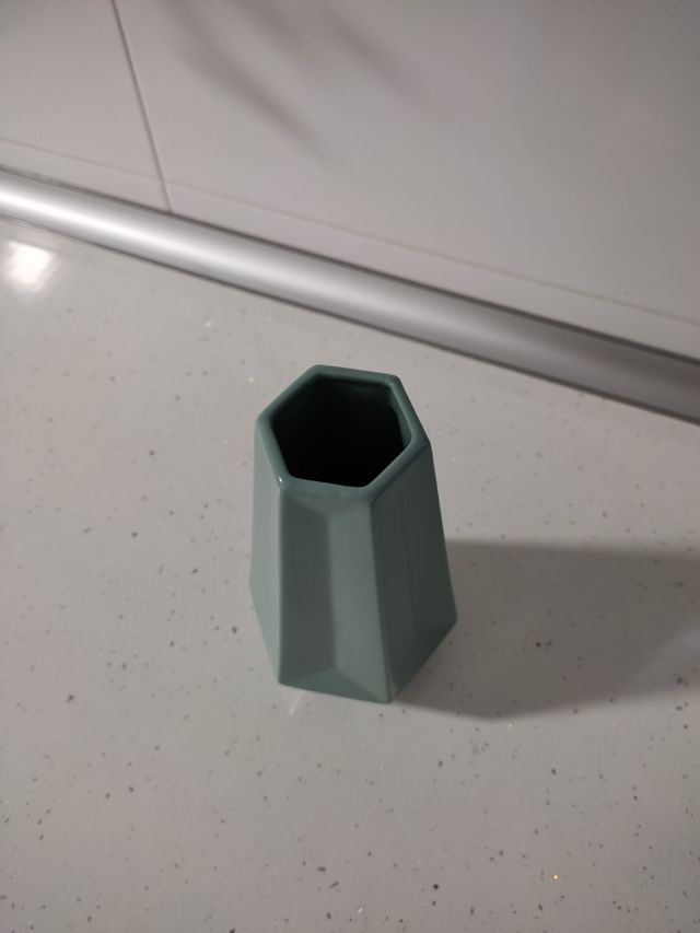 Jarrón decorativo geométrico azul