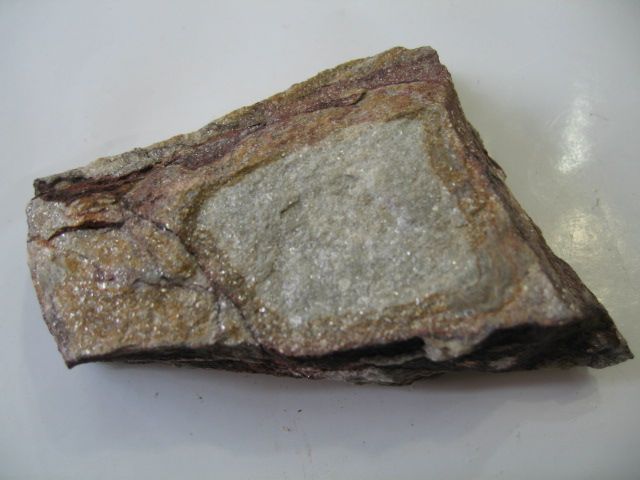 Pietra arenaria con anelli di Liesegang. Minerali