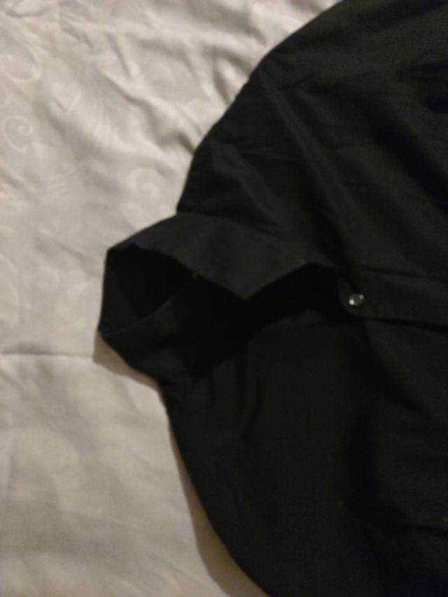 camicia nera collo su in alto spago 