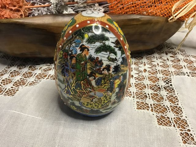 Huevo porcelana pintado a mano. Estilo satsuma