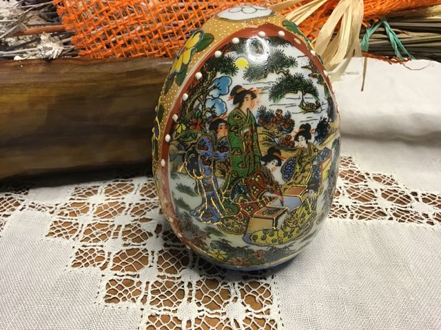 Huevo porcelana pintado a mano. Estilo satsuma
