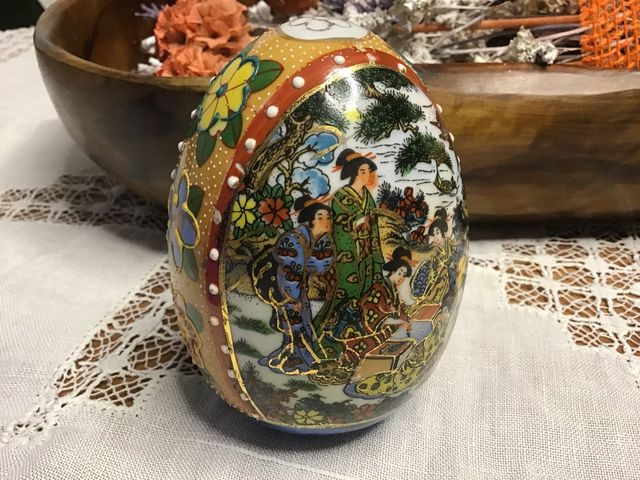 Huevo porcelana pintado a mano. Estilo satsuma