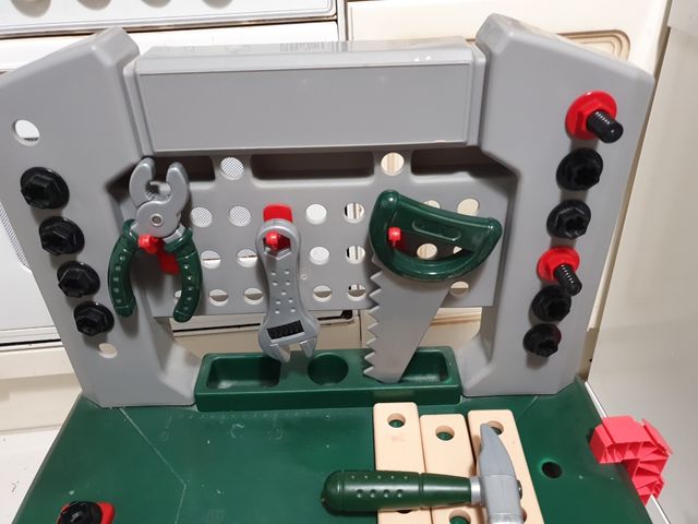 Mesa con herramientas de juguete para niños