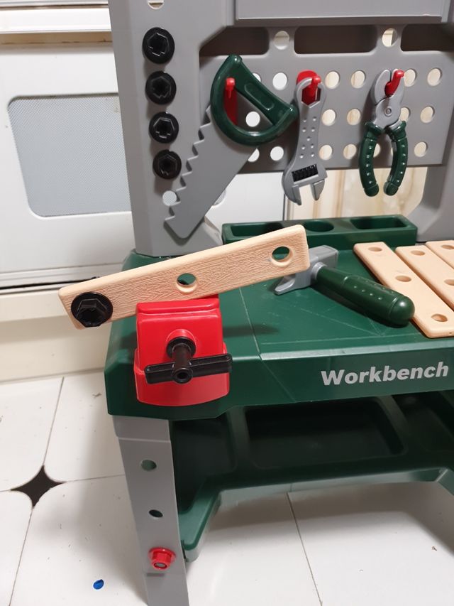 Mesa con herramientas de juguete para niños