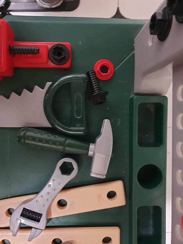 Mesa con herramientas de juguete para niños