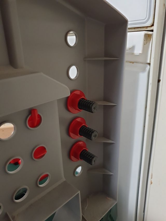 Mesa con herramientas de juguete para niños