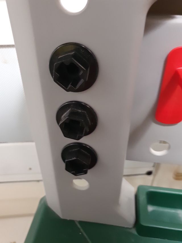 Mesa con herramientas de juguete para niños