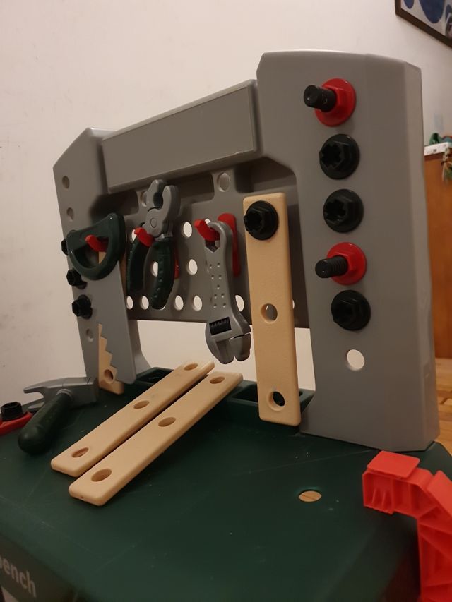 Mesa con herramientas de juguete para niños