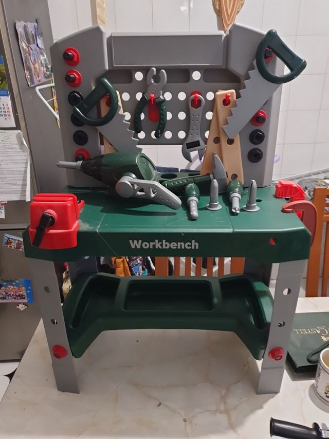 Mesa con herramientas de juguete para niños