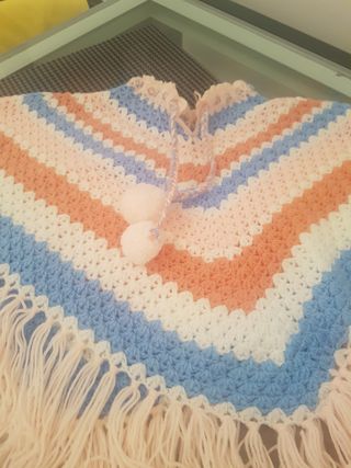 Poncho de niña hecho a mano 