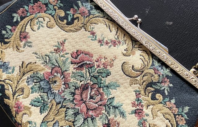 Bolso bordado en petit-point