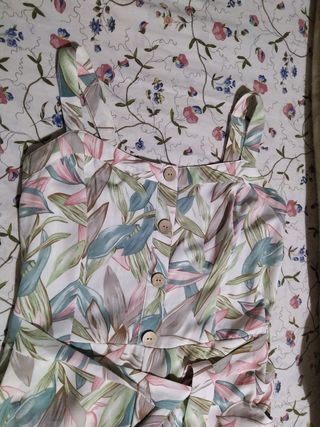 Mono blanco con estampado de hojas