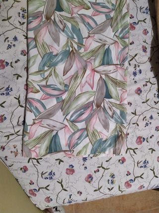 Mono blanco con estampado de hojas