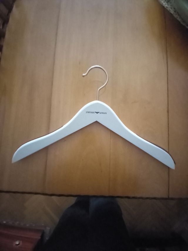 perchas de Emporio Armani originales de tienda