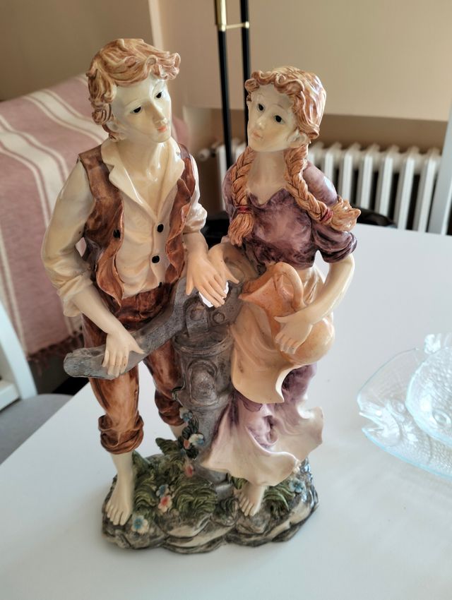 Figuras de resina y porcelana