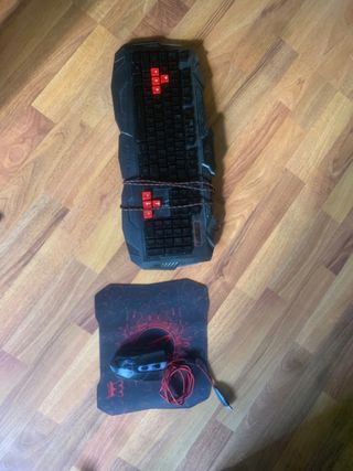 Teclado y raton gaming con almohadilla.