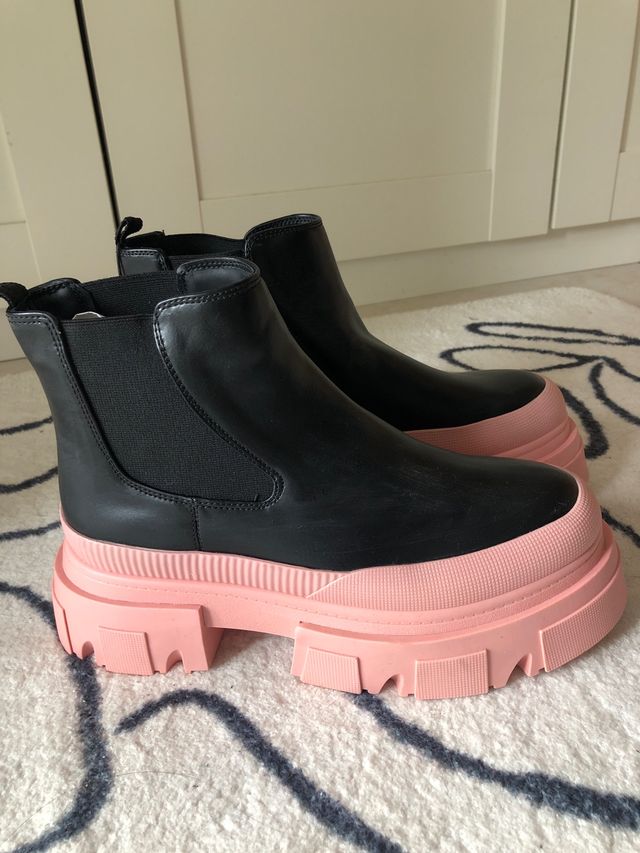 Botín suela track color