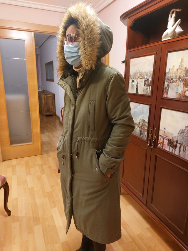 Parka verde.Sisa a sisa 59 cm.Largo 100 cm.